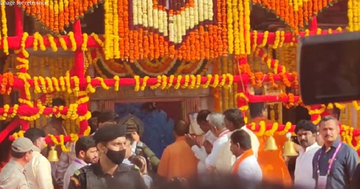 Yogi Adityanath offers prayer at BhagyaLaxmi Mandir in Hyderabad